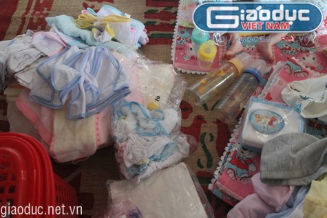 Những vật dụng đã được chị Hiên mua để chuẩn bị cho sự ra đời của 2 em bé.
